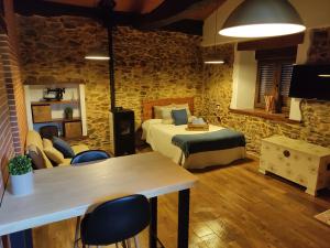 - une chambre avec un lit, une table et des chaises dans l'établissement MINI PICONEIRO II, à Pravia
