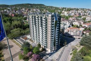 eine Luftansicht eines hohen Gebäudes in einer Stadt in der Unterkunft Sky flats Varna with parking in Warna