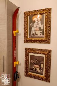 duas imagens emolduradas penduradas numa parede com um snowboard em MR SQUARE apartment em Catânia