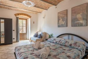 1 dormitorio con 1 cama grande y pared de ladrillo en Le Volte ( Matrimoniale esclusiva più divani letto), en Gambassi Terme
