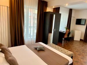 a hotel room with a bed and a dining room at Casa Servus in Mamaia Sat/Năvodari