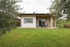 a small house with a patio and a yard at Casa Vincenzo in San Felice del Benaco