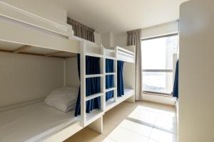 Двухъярусная кровать или двухъярусные кровати в номере Travel Hub Premium
