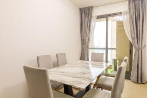 杜拜的住宿－Travel Hub Premium，一间带桌椅和窗户的用餐室