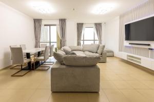 - un salon avec un canapé et une table dans l'établissement Travel Hub Premium, à Dubaï