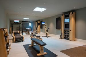 um ginásio com muito equipamento de exercício numa sala em Casa da Marechal - Boutique Hotel by Oporto Collection - Adults Only no Porto