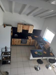 Beau duplex de standing, 120m2, vue mer, 4min plage的电视和/或娱乐中心