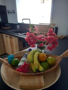 勒迪亚芒Beau duplex de standing, 120m2, vue mer, 4min plage的桌上一碗水果和鲜花