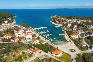 una vista aérea de una pequeña ciudad con puerto deportivo en Kuca za odmor Davorka, en Lukoran