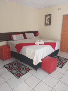 ein Schlafzimmer mit einem großen Bett mit zwei Handtüchern darauf in der Unterkunft Hlophe's Place in Hibberdene