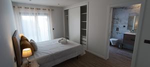 Postel nebo postele na pokoji v ubytování Faro Comfy Ensuite Guest House