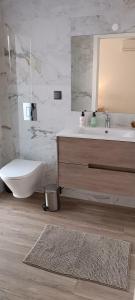 Koupelna v ubytování Faro Comfy Ensuite Guest House + 37 fotografií