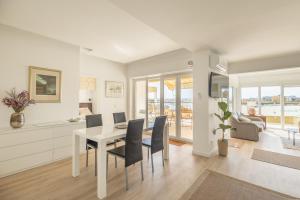 - une cuisine et une salle à manger avec une table et des chaises dans l'établissement OceanFront & Big Terrace Private Condo, à Oeiras