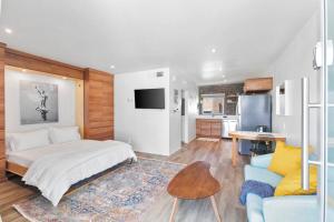 a bedroom with a bed and a couch and a kitchen at Walkable DTPH Studio w/ Pool and Parking in Phoenix