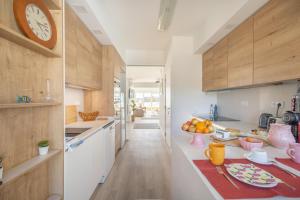 Кухня или мини-кухня в OceanFront & Big Terrace Private Condo
