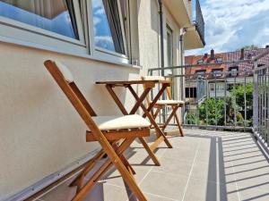 een paar stoelen op een balkon bij HappySide BrightLines - Parkplatz - Nespresso - WLAN in Leipzig