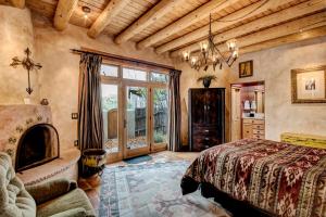 - une grande chambre avec un lit et une cheminée dans l'établissement Cowboy Villa, 2 Bedrooms, Sleeps 4, Pool Access, Views, Fireplace, à Santa Fe