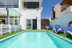 Bazén v ubytovaní Villa Siroi, Puerto Del Carmen, heated pool, 10mn from the sea alebo v jeho blízkosti