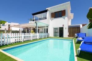Bazén v ubytovaní Villa Siroi, Puerto Del Carmen, heated pool, 10mn from the sea alebo v jeho blízkosti