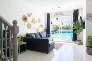 Bazén v ubytovaní Villa Siroi, Puerto Del Carmen, heated pool, 10mn from the sea alebo v jeho blízkosti