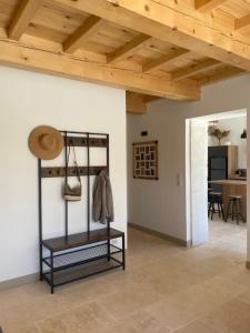 Cette chambre dispose d'un plafond en bois avec un chapeau sur une étagère. dans l'établissement Mazet Le Micocoulier, à Saint-Rémy-de-Provence