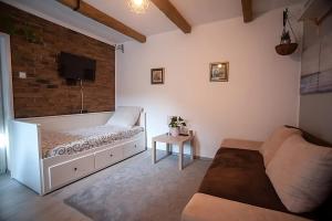 ein Schlafzimmer mit einem Bett und einer Ziegelwand in der Unterkunft Nordic Dream Apartment in Kikinda in Kikinda
