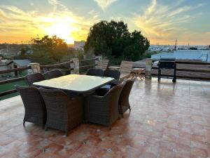 塞維利亞的住宿－Balcon Buenavista，露台上的桌椅享有日落美景