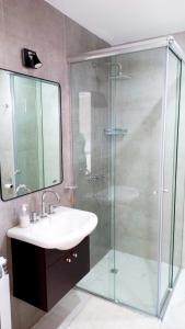 La salle de bains est pourvue d'un lavabo et d'une douche en verre. dans l'établissement Donado centro, à Bahía Blanca