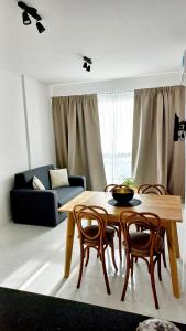 - un salon avec une table et des chaises en bois dans l'établissement Donado centro, à Bahía Blanca