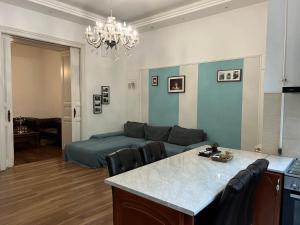 een woonkamer met een bank en een tafel bij Tea Liu Apartment in Boedapest