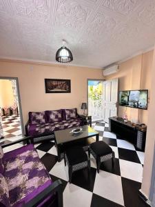 a living room with a couch and a table at Charmant Appartement vue sur mer in Alger