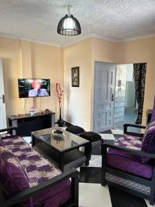 a living room with a couch and a table at Charmant Appartement vue sur mer in Alger