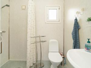 Et badeværelse på Holiday home Nakskov XVI