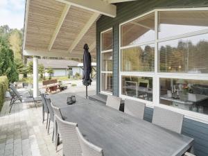 En restaurant eller et andet spisested på 8 person holiday home in R dby