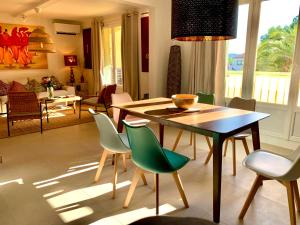 a dining room with a table and chairs at Luxury Apartment St-Tropez/ 10mn walk to center. in Saint-Tropez