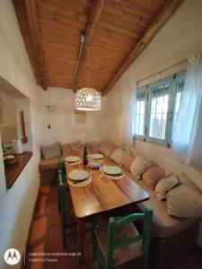 una mesa de madera en una sala de estar con sofá en Chalet Los Troncos en San Rafael