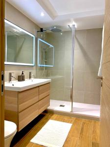 y baño con lavabo y ducha. en Luxury Apartment St-Tropez/ 10mn walk to center., en Saint-Tropez