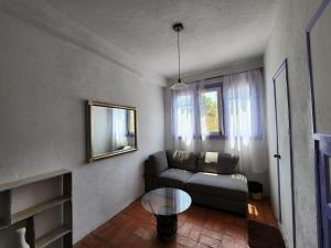 un soggiorno con divano e tavolo di The Bersal House Flats a San Miguel de Allende