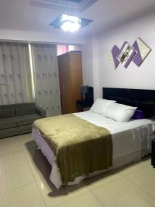 ein Schlafzimmer mit einem großen Bett in einem Zimmer in der Unterkunft Copacabana Studio in Rio de Janeiro