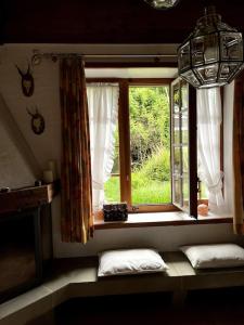 uma janela num quarto com um assento de janela na frente em Romantische Oase mit Kamin em Unterseen