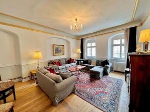 sala de estar con sofá y mesa en Oswald Hempel 5 Zimmermaisonette und 3 Zimmer Loftwohnung, en Zittau
