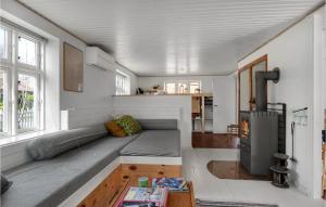 Ruang duduk di 2 Bedroom Pet Friendly Home In Samsø