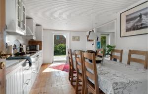 Dapur atau dapur kecil di 2 Bedroom Pet Friendly Home In Samsø