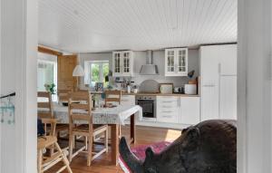 Dapur atau dapur kecil di 2 Bedroom Pet Friendly Home In Samsø