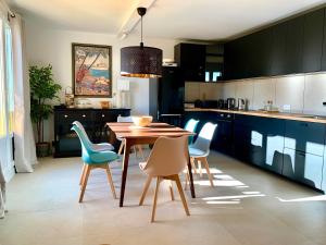 cocina con mesa de madera y sillas en Luxury Apartment St-Tropez/ 10mn walk to center., en Saint-Tropez