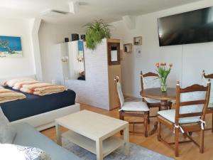 un soggiorno con letto e tavolo di Musashi Apartment 3 a Weimar