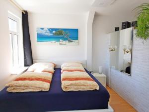 um quarto com uma cama com duas almofadas em Musashi Apartment 3 em Veimar