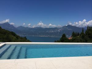 einen Pool mit Bergblick in der Unterkunft Zeno Suites in San Zeno di Montagna