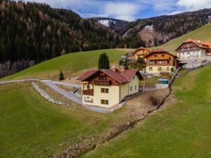 Vue aérienne d'une maison sur une colline verdoyante dans l'établissement Wirnsberg, à Rennweg