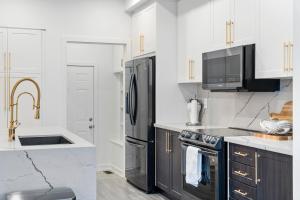 a kitchen with black and white appliances and a sink at Jewel of Blue Mountain in Blue Mountains +34 photos